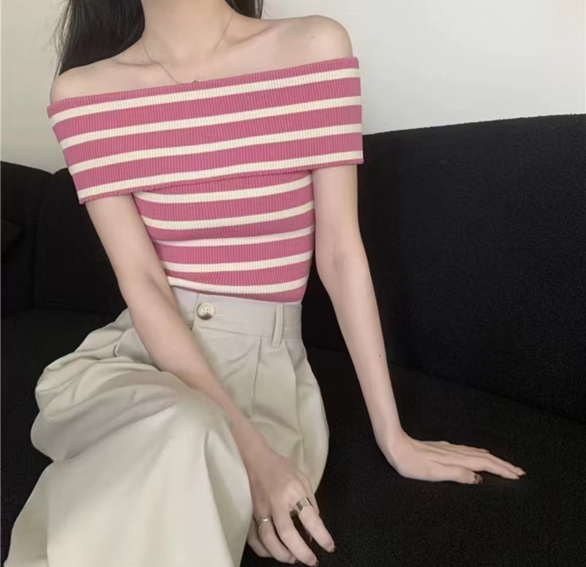 เสื้อยืดสีชมพูปาดไหล่