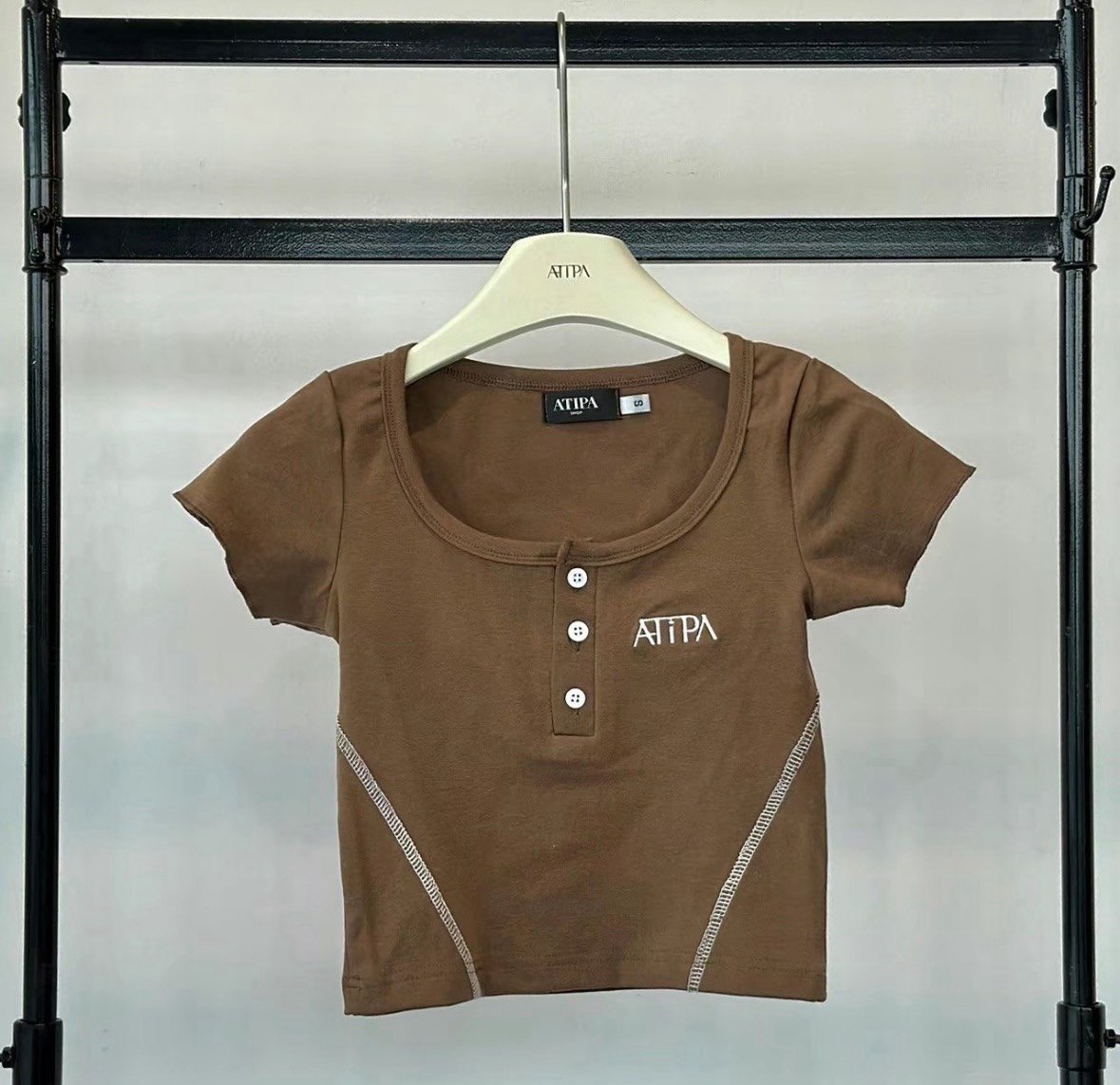 เสื้อคอกลมกระดุมปัก