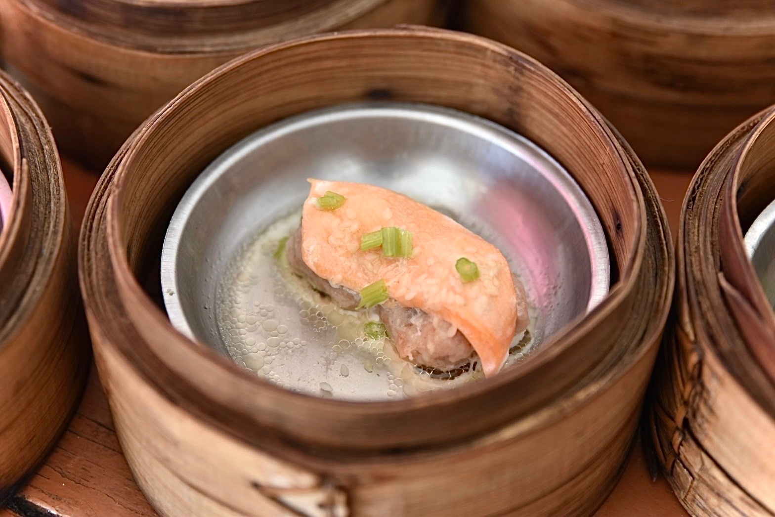 ปลาแซลม่อนแต้มหน้าหมู