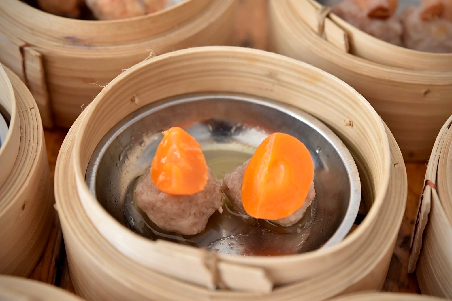 ไข่แดงแต้มหน้าหมู