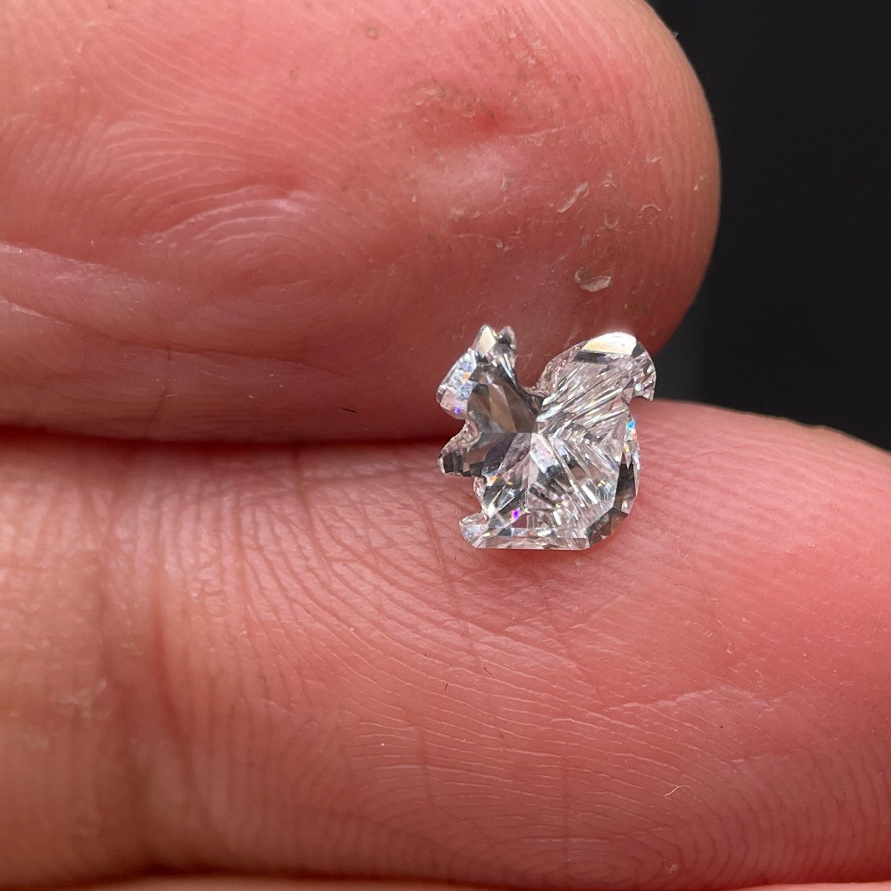 เพชรสังเคราะห์รูปกะรอกอะตอมเพชรแท้