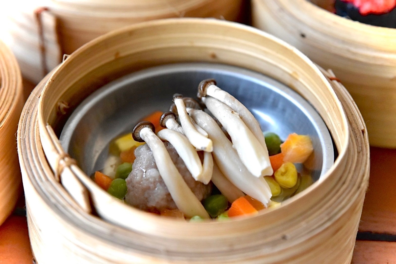 เห็ดชิเมจิแต้มหน้าหมู