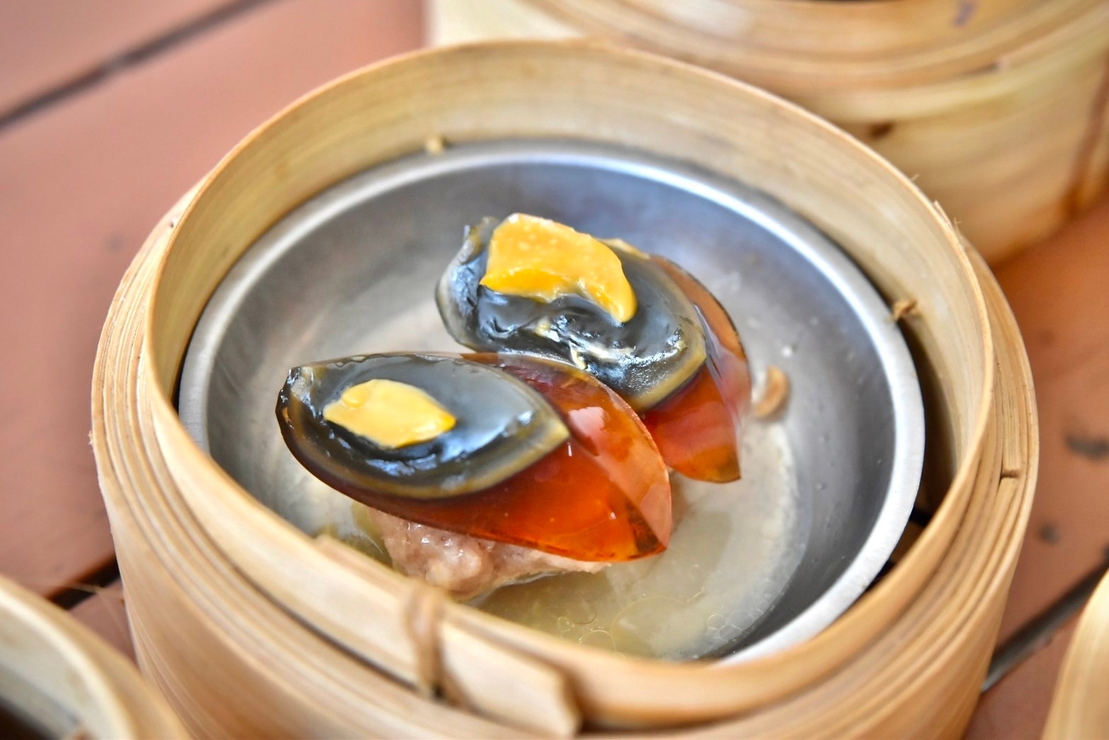 ไข่เยี่ยวม้าแต้มหน้าหมู