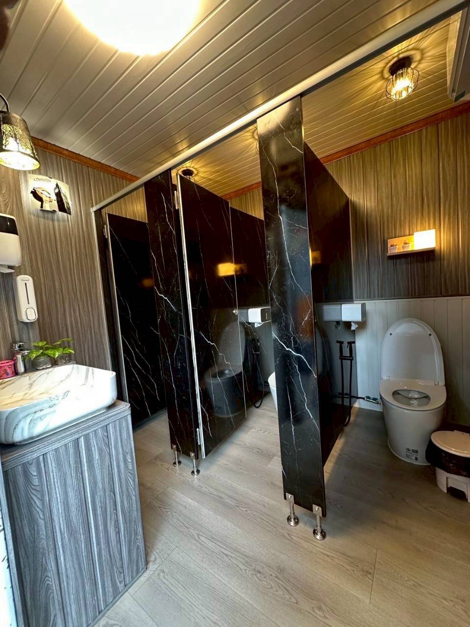 รถสุขาเคลื่อนที่0984766219