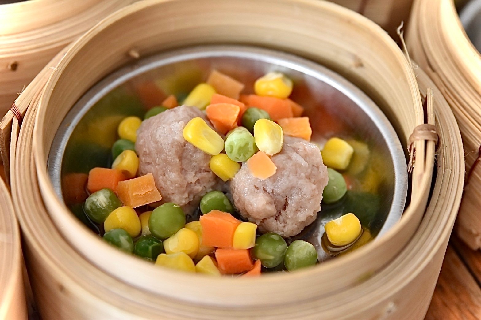 ผักสามสีโรยหน้าหมู