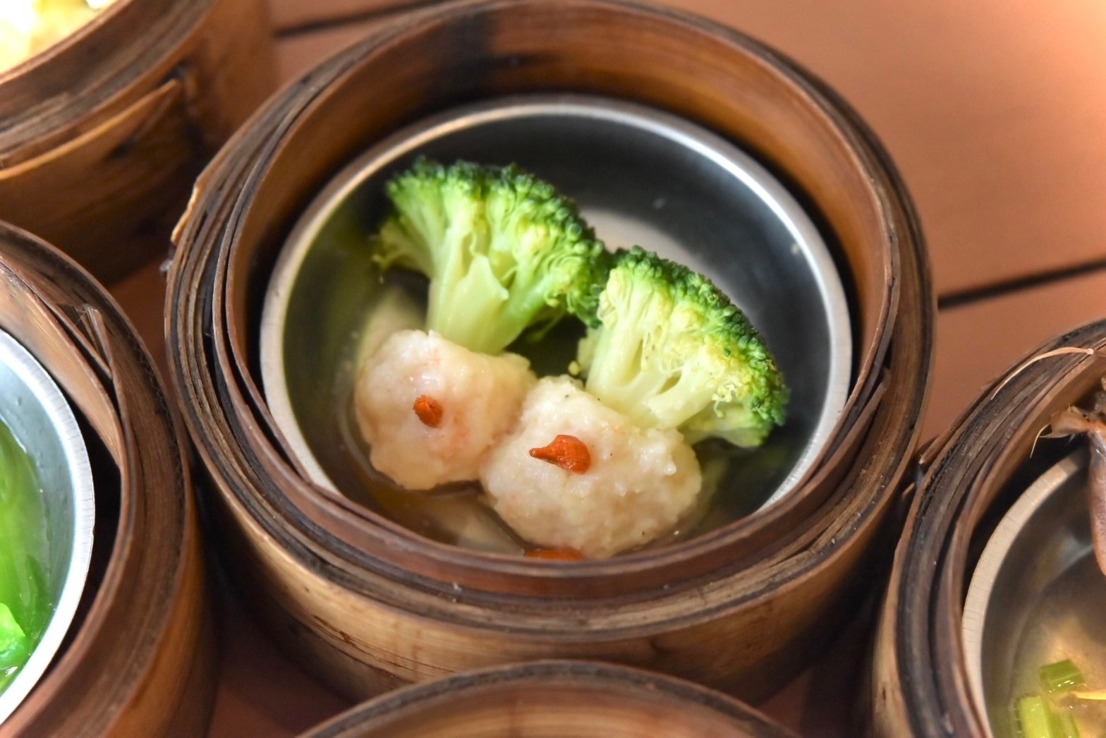 บร็อคโคลี่แต้มหน้าหมู