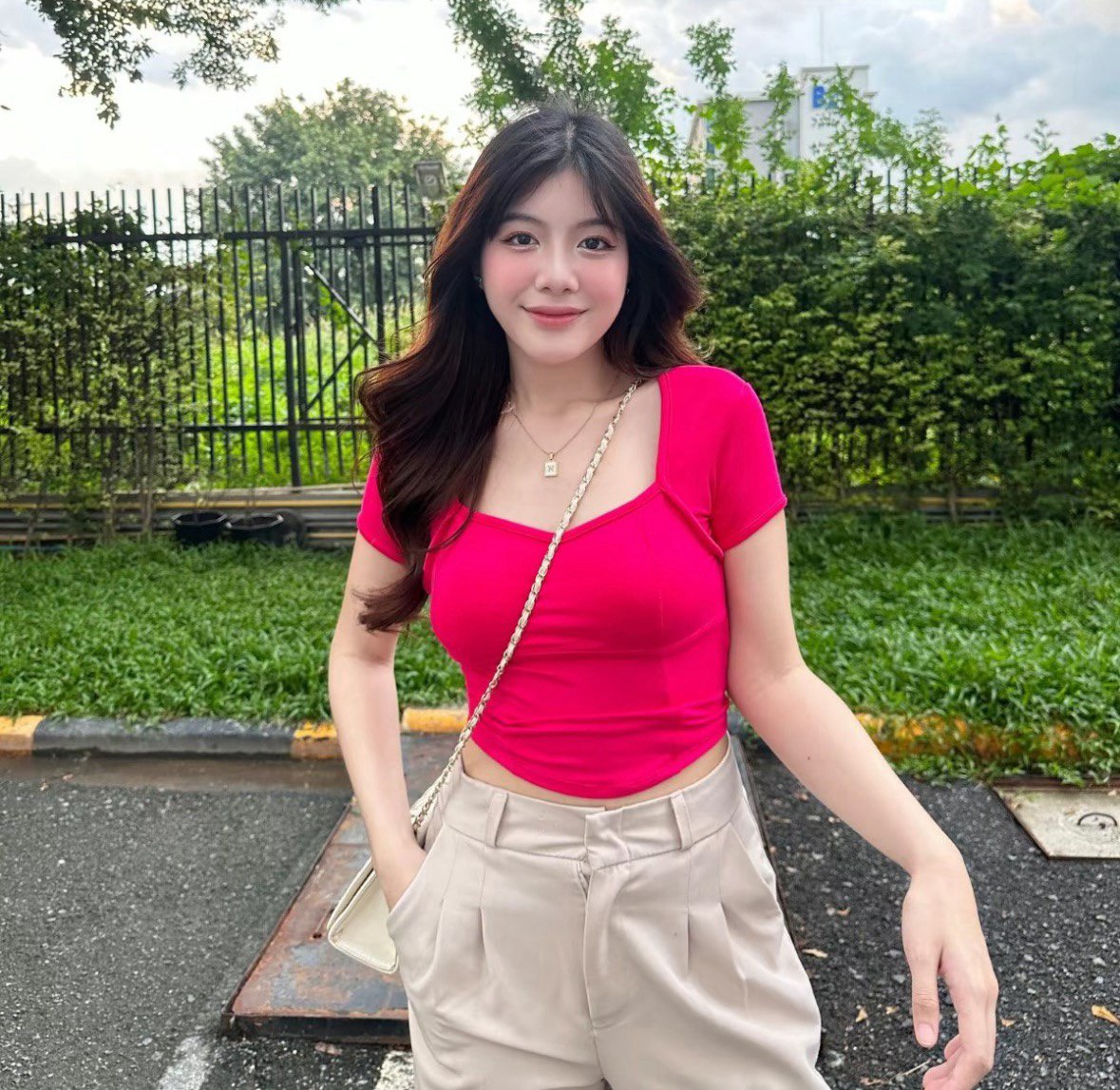 เสื้อครอปแขนสั้นแต่งดีเทลกุ้นตามขอบ
