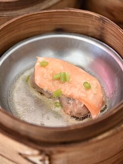 ปลาแซลม่อนแต้มหน้าหมู