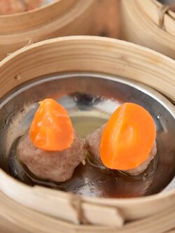 ไข่แดงแต้มหน้าหมู