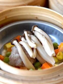 เห็ดชิเมจิแต้มหน้าหมู