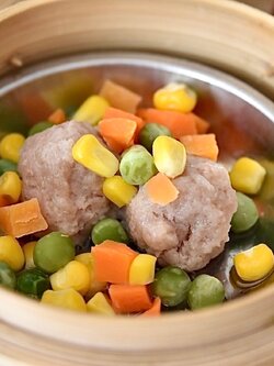 ผักสามสีโรยหน้าหมู