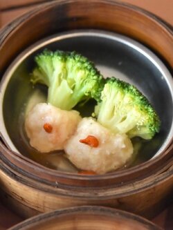 บร็อคโคลี่แต้มหน้าหมู