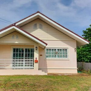 ขายบ้านอำเภอเมืองพิจิตร354ตารางวาราคาถูกพื้นที่กว้างพร้อมสำหรับทุกคนในครอบครัวบรรยากาศดีเงียบสงบเหมาะแก่การพักผ่อนเฟอร์นิเจอร์ครบครันพร้อมสวนผลไม้นานาชนิด ""รายละเอียดบ้านพร้อมที่ดิน"" -บ้านเดี่ยวเนื้อที่ 354 ตารางวา 2 ห้องนอน(ติดแอร์)