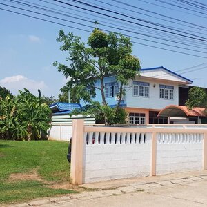 ขายที่ดินติดถนนคอนกรีตในเขตเทศบาลมีรั่วรอบขอบชิดพร้อมสร้างบ้านอยู่อาศัย108ตารางวาห่างจากปั้มปตท.250เมตร ใกล้ธนาคารกรุงไทย 1.39 กม.